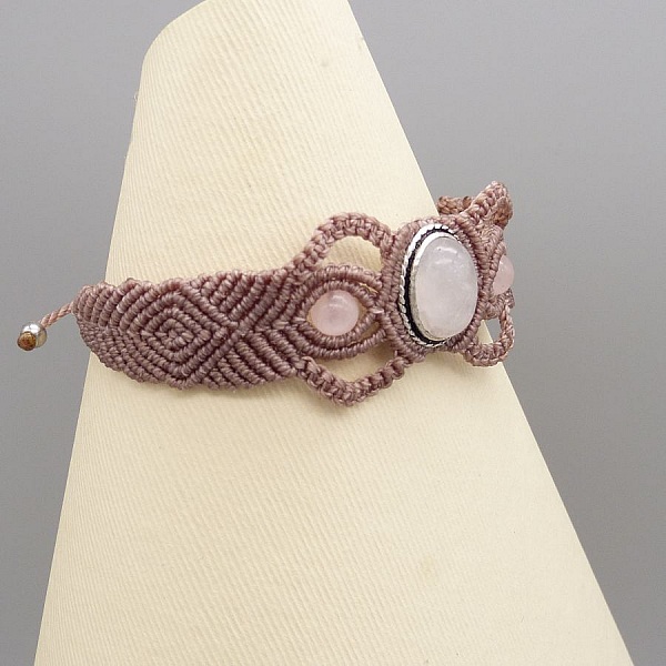 Bracelet en micro-macram&eacute; couleur taupe avec une pierre sertie quartz rose