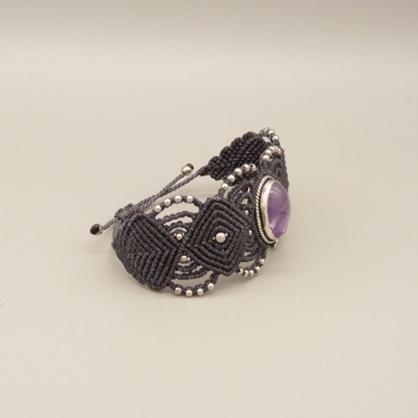 Bracelet en micro-macram&eacute; gris fonc&eacute; avec une am&eacute;thyste sertie de m&eacute;tal
