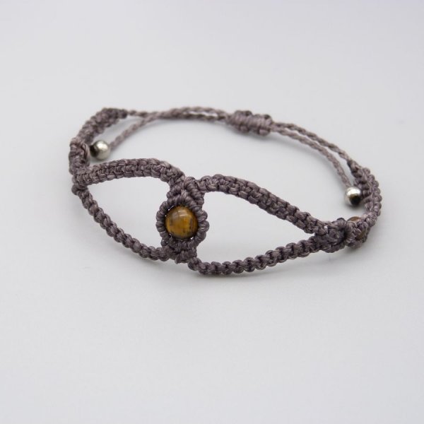 Bracciale in micro-macram&eacute; viola con tre perle di occhio di tigre
