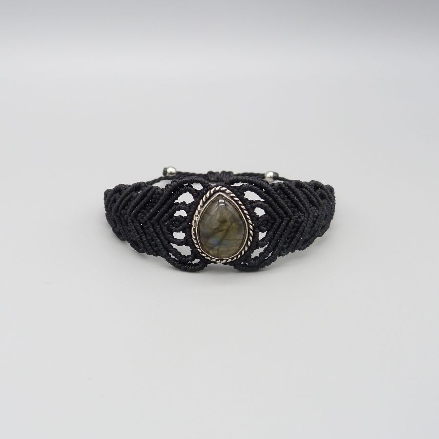 Bracciale in micro-macramé nero con labradorite incastonata al centro