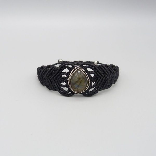 Bracciale in micro-macram&eacute; nero con labradorite incastonata al centro