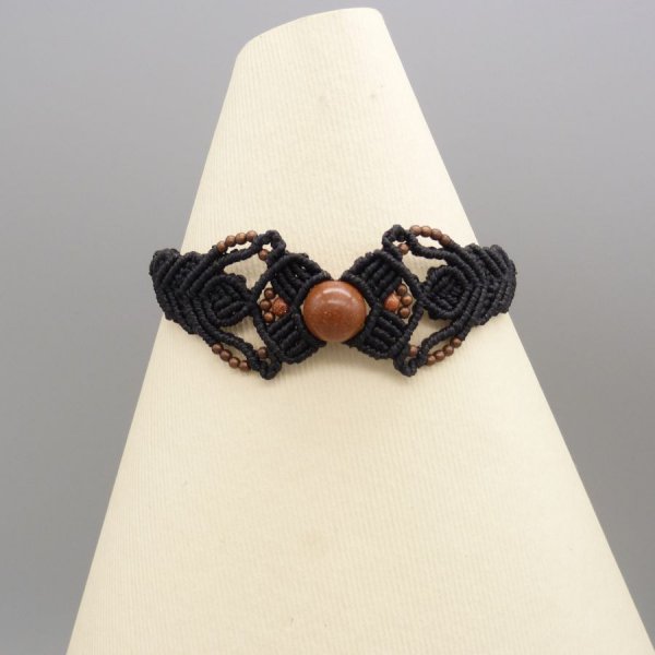 Bracciale in micro-macram&eacute; nero con perlina centrale "pietra del sole".