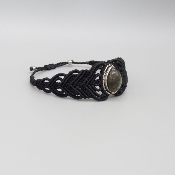 Bracciale in micro-macram&eacute; nero con labradorite incastonata al centro