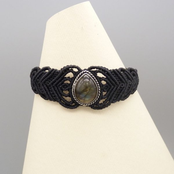 Bracciale in micro-macram&eacute; nero con labradorite incastonata al centro