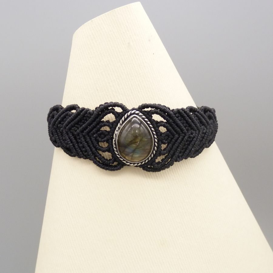 Bracciale in micro-macramé nero con labradorite incastonata al centro