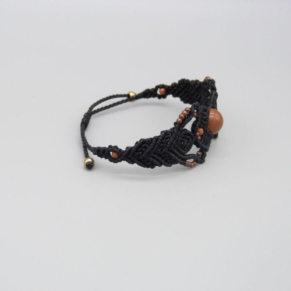 Bracciale in micro-macram&eacute; nero con perlina centrale "pietra del sole".