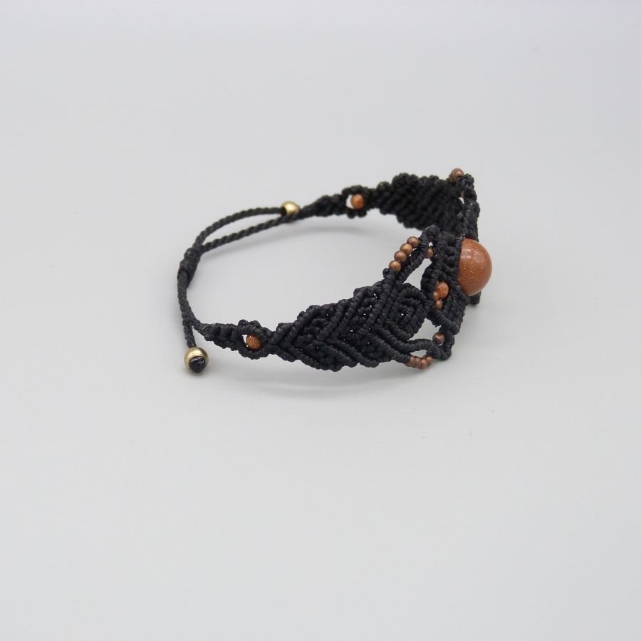 Bracciale in micro-macramé nero con perlina centrale "pietra del sole".