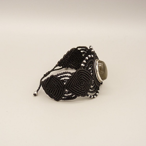 Bracciale in micro-macram&eacute; nero con labradorite incastonata al centro