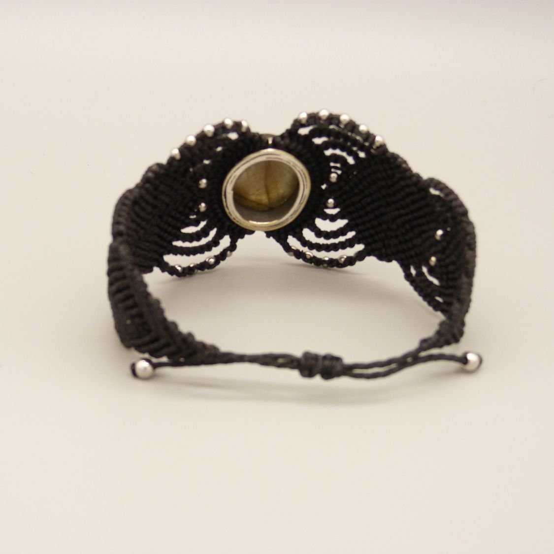 Bracciale in micro-macramé nero con labradorite incastonata al centro