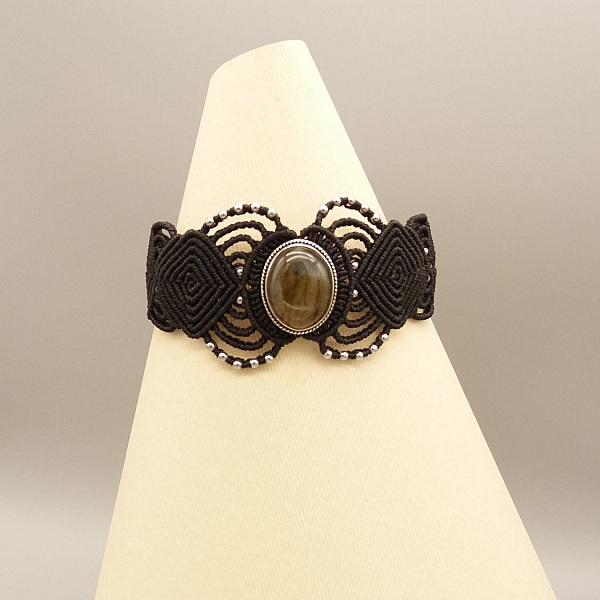 Bracciale in micro-macram&eacute; nero con labradorite incastonata al centro