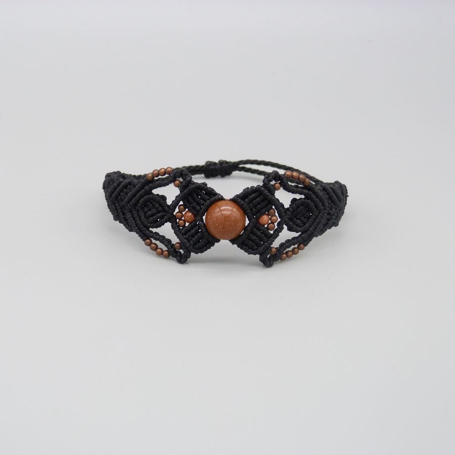 Bracciale in micro-macramé nero con perlina centrale "pietra del sole".