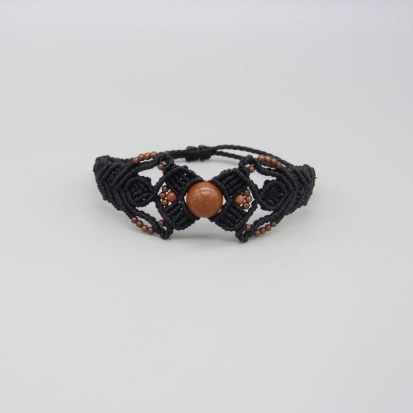 Bracciale in micro-macram&eacute; nero con perlina centrale "pietra del sole".