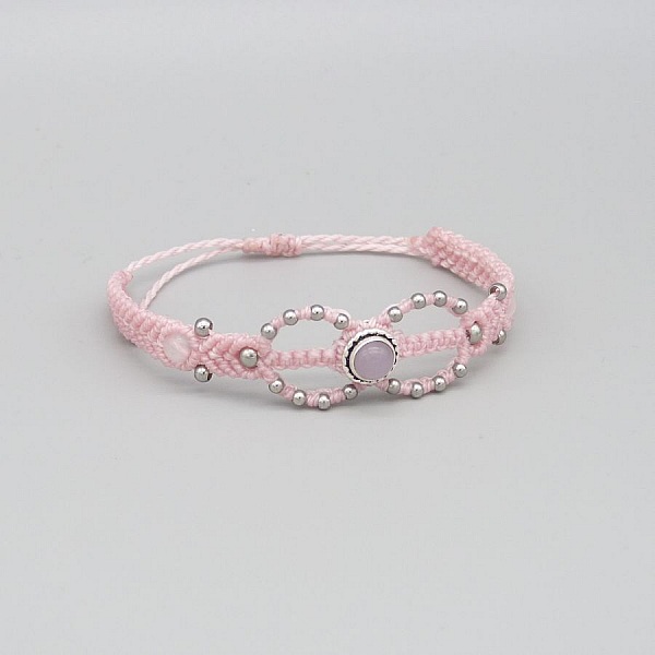 Bracelet micro-macramé rose avec pierre sertie quartz rose.