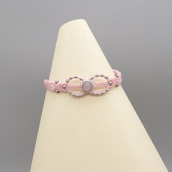 Bracelet micro-macramé rose avec pierre sertie en quartz rose.