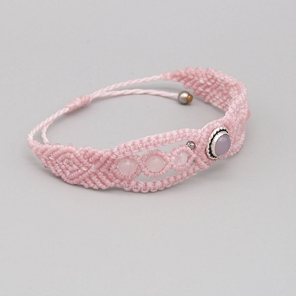 Bracelet micro-macramé rose avec pierre sertie en quartz rose.