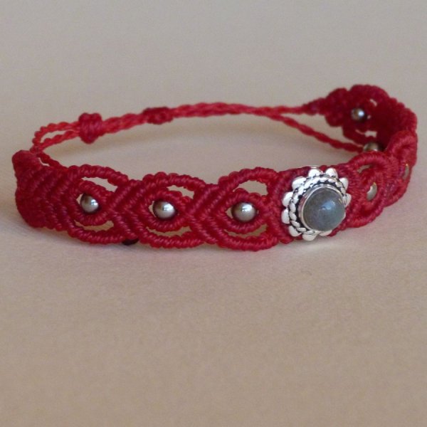 Bracciale in micro-macram&egrave; rosso con labradorite incastonata in metallo