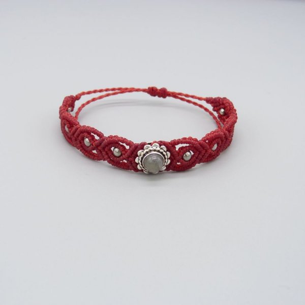 Bracciale in micro-macram&egrave; rosso con labradorite incastonata in metallo