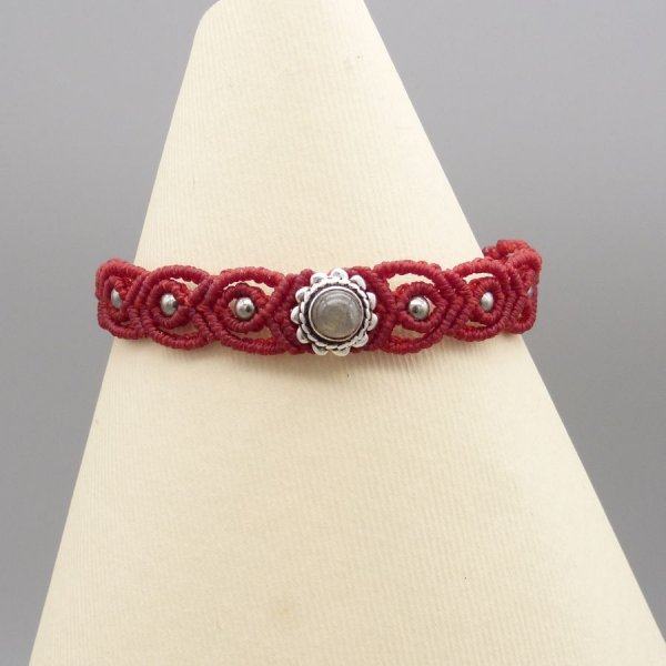 Bracciale in micro-macram&egrave; rosso con labradorite incastonata in metallo