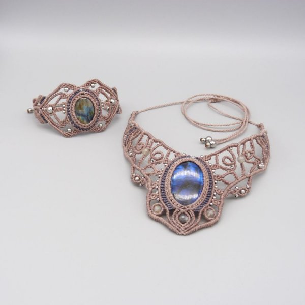 Bracciale in micro-macram&egrave; grigio con labradorite