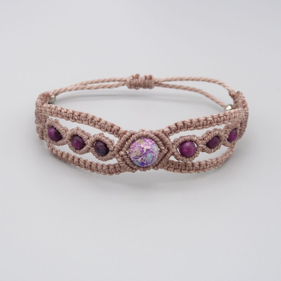 Bracciale in micro-macramè grigio con gemma di diaspro imperiale blu-viola