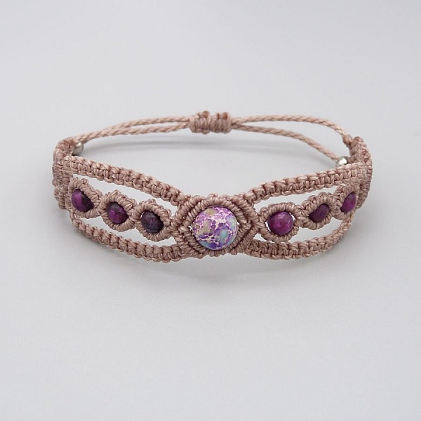 Bracciale in micro-macram&egrave; grigio con gemma di diaspro imperiale blu-viola