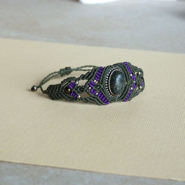 Bracciale in micro-macram&eacute; verde con pietra incastonata in metallo