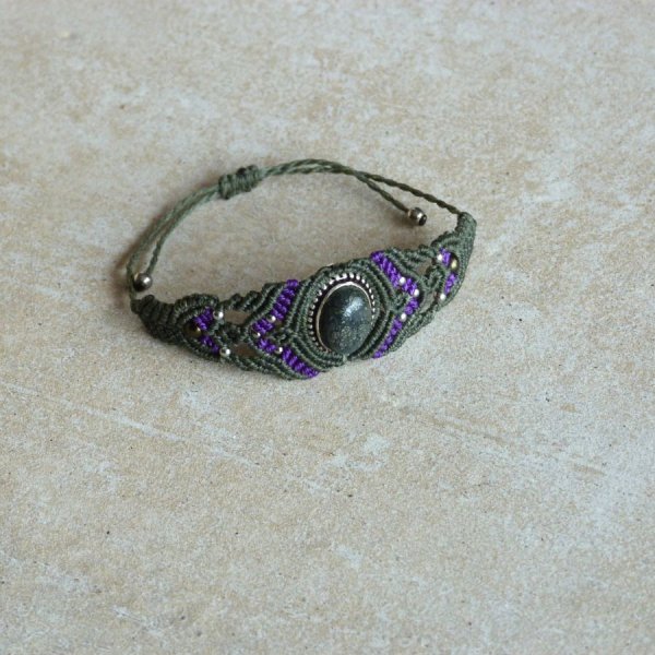 Bracciale in micro-macram&eacute; verde con pietra incastonata in metallo