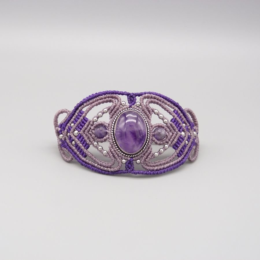 Bracciale in micro-macramè viola con ametista incastonata al centro