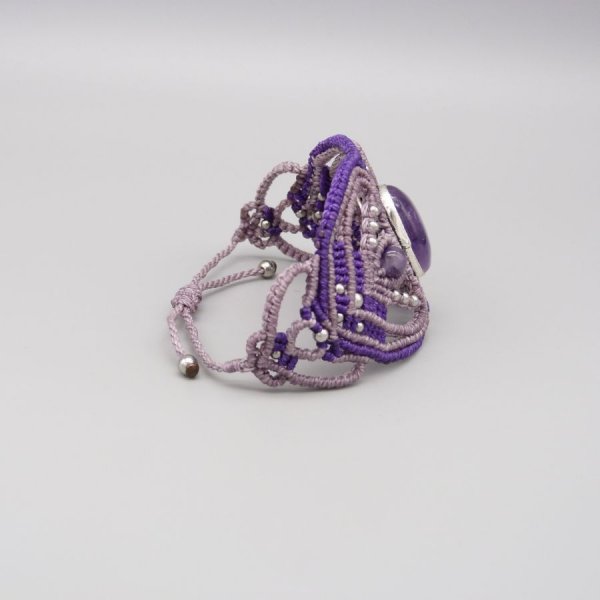 Bracciale in micro-macram&egrave; viola con ametista incastonata al centro