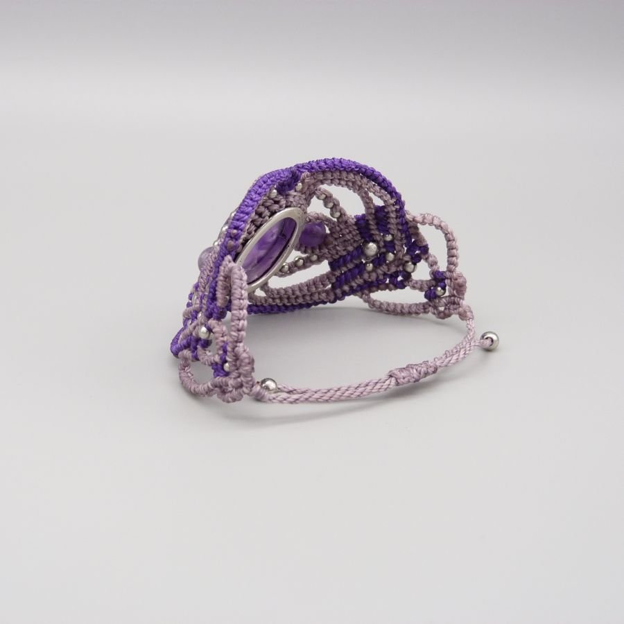 Bracciale in micro-macramè viola con ametista incastonata al centro