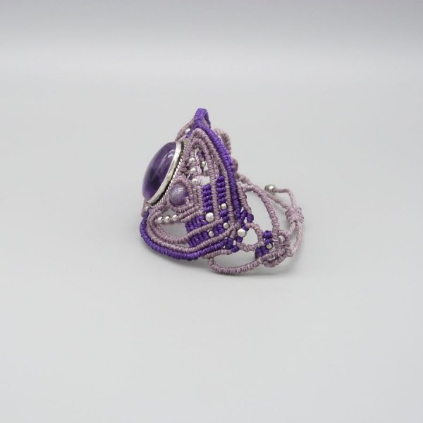 Bracciale in micro-macram&egrave; viola con ametista incastonata al centro