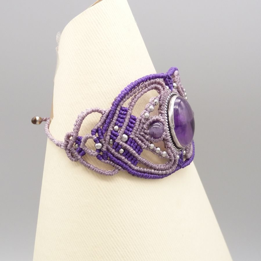 Bracciale in micro-macramè viola con ametista incastonata al centro