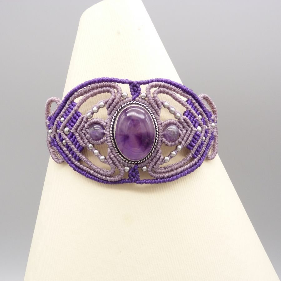 Bracciale in micro-macramè viola con ametista incastonata al centro