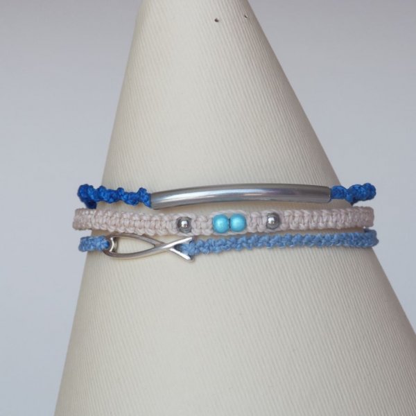 Bracciale 3 in 1 in micro-macram&eacute; blu e beige sabbia
