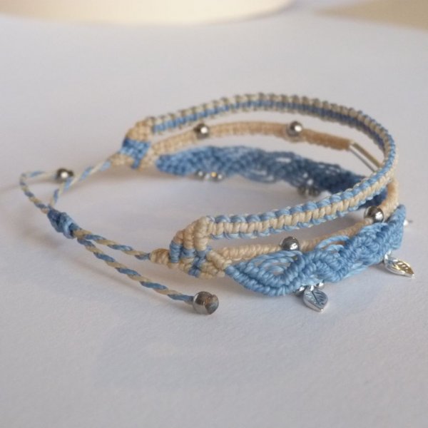 Bracelet multi-rangs 3 en 1 bleu pastel et cr&egrave;me en micro-macram&eacute;  