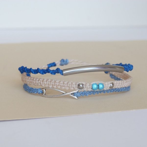 Bracciale 3 in 1 in micro-macram&eacute; blu e beige sabbia
