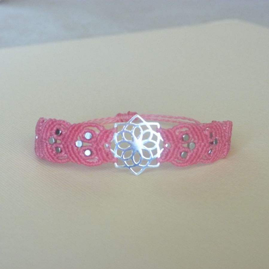 Bracciale in micro-macramé rosa con inserto in argento