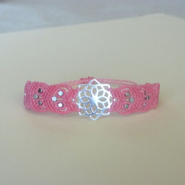 Bracciale in micro-macram&eacute; rosa con inserto in argento
