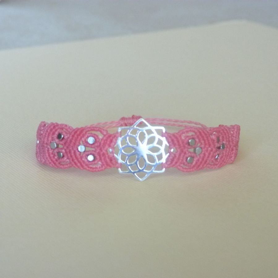 Bracciale in micro-macramé rosa con inserto in argento