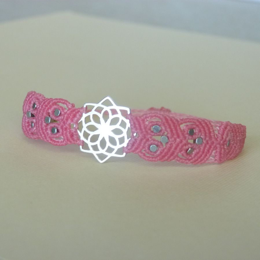 Bracciale in micro-macramé rosa con inserto in argento