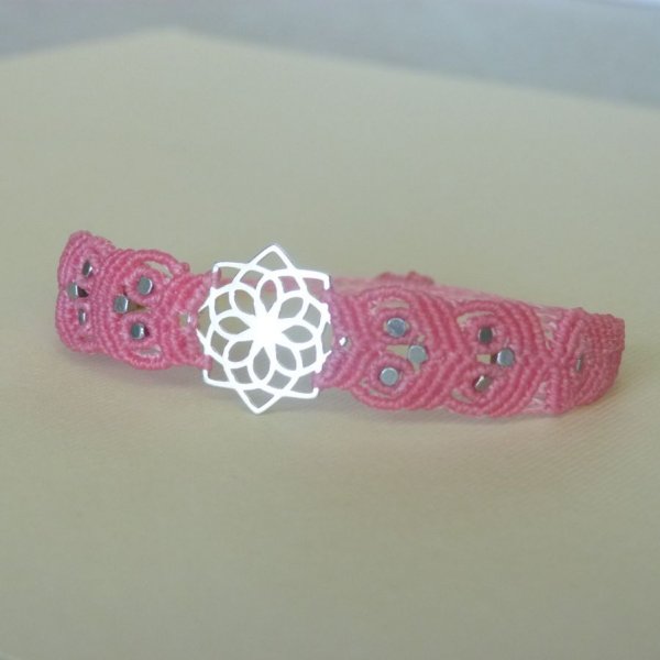 Bracciale in micro-macram&eacute; rosa con inserto in argento