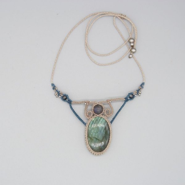 Collier beige en micro-macram&eacute; avec une labradorite