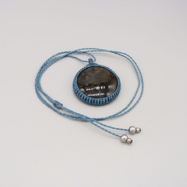 Collier bleu canard en micro-macram&eacute; avec une labradorite
