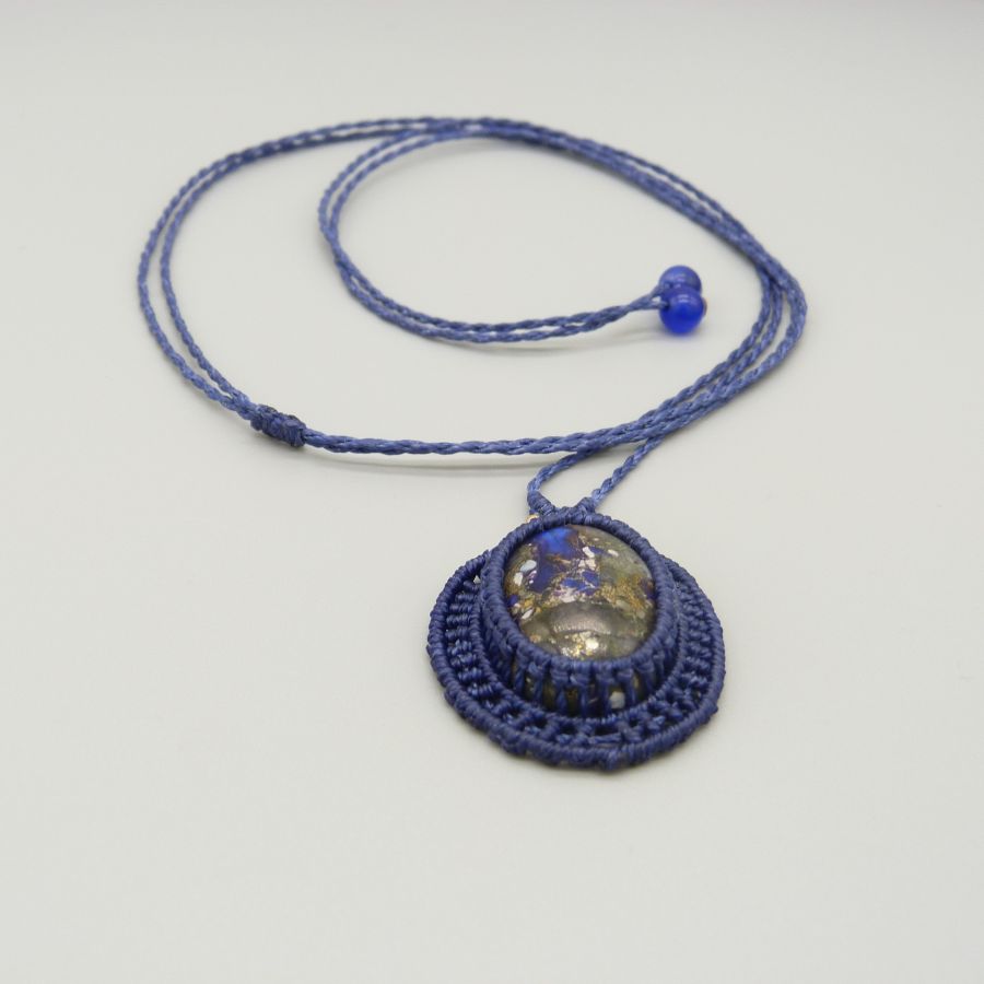 Collana in micro-macramé blu scuro con pietra cabochon