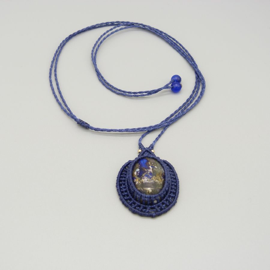 Collana in micro-macramé blu scuro con pietra cabochon