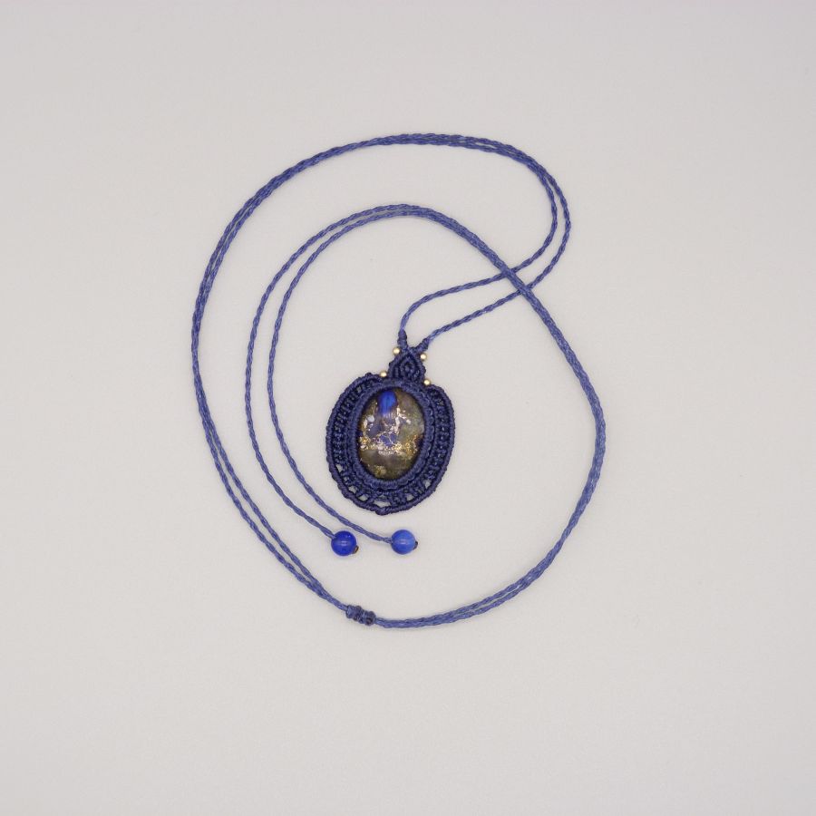 Collana in micro-macramé blu scuro con pietra cabochon