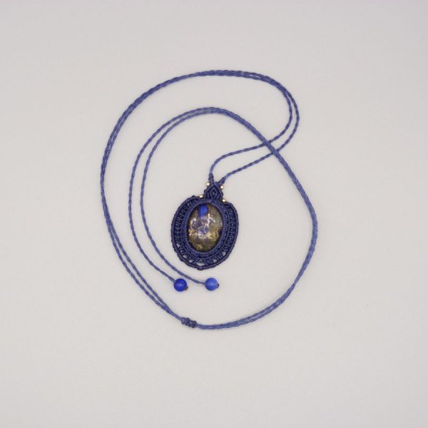 Collana in micro-macram&eacute; blu scuro con pietra cabochon