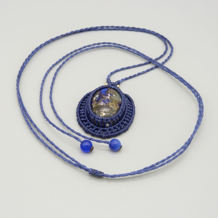 Collana in micro-macramé blu scuro con pietra cabochon