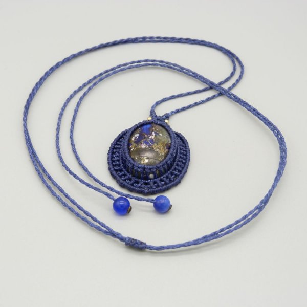 Collana in micro-macram&eacute; blu scuro con pietra cabochon