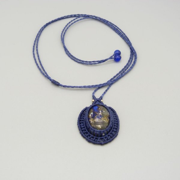 Collana in micro-macram&eacute; blu scuro con pietra cabochon